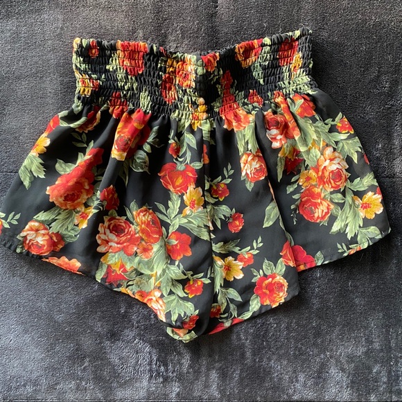 Stretchy rose patterned shorts - Picture 2 of 3